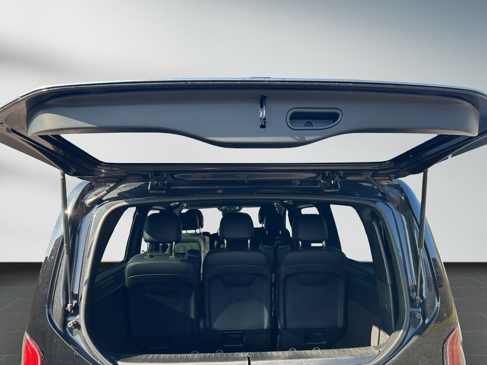 Mercedes-Benz V 300 d AVANTGARDE - Samsaru's Car Outlet