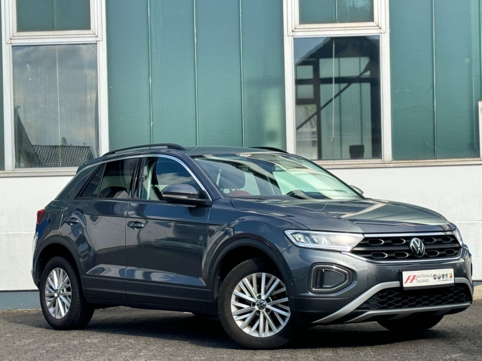 Volkswagen T-Roc Life - Samsaru's Car Outlet