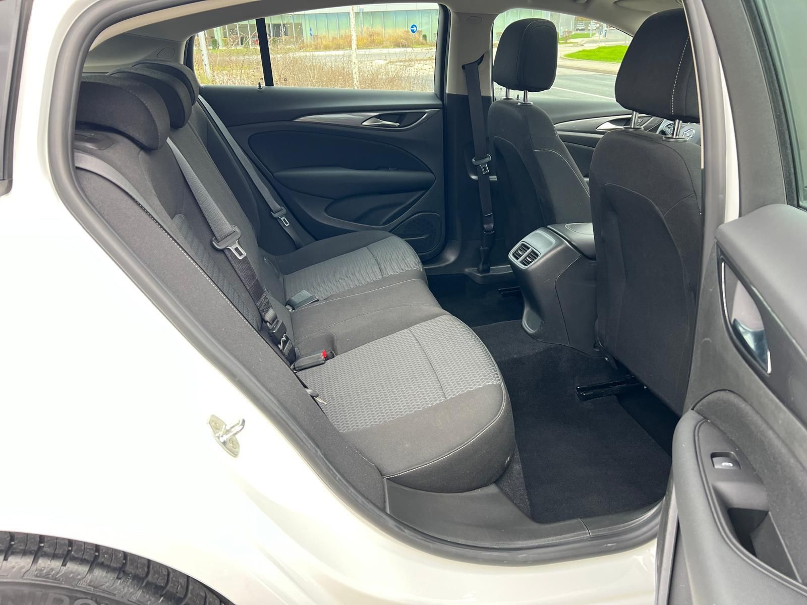 Opel Insignia 2.0 D Business Edition - Samsaru's Car Outlet