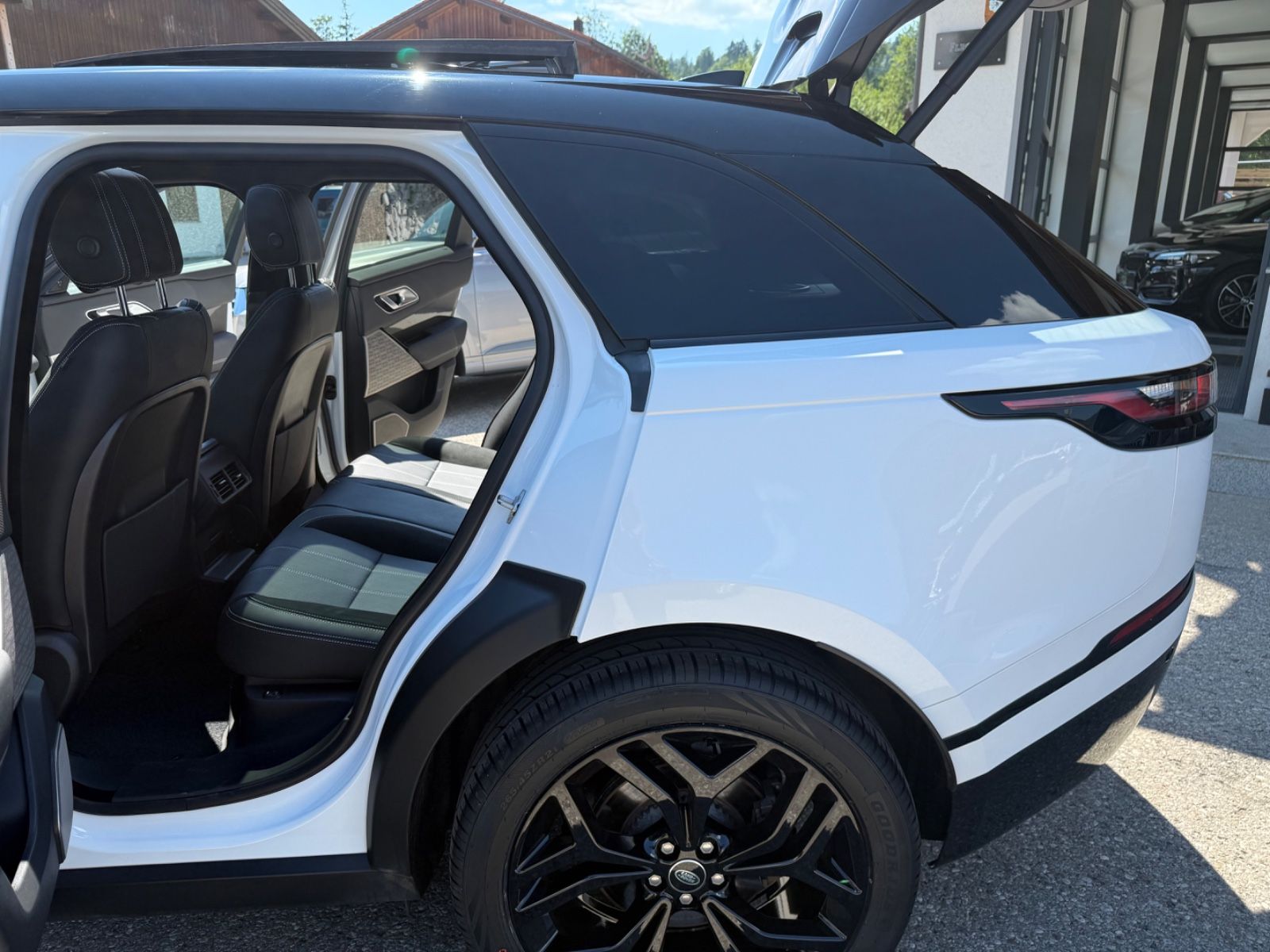 Range Rover Velar D300 Auric Edition - Samsaru's Car Outlet