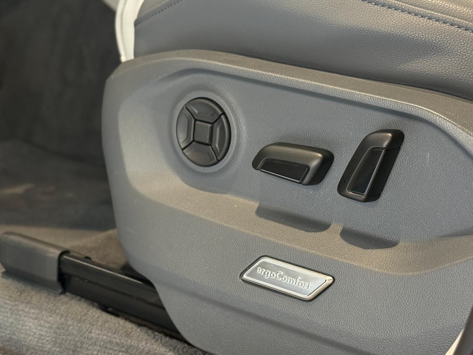 Volkswagen Touareg Elegance 4Motion eHybrid - Samsaru's Car Outlet