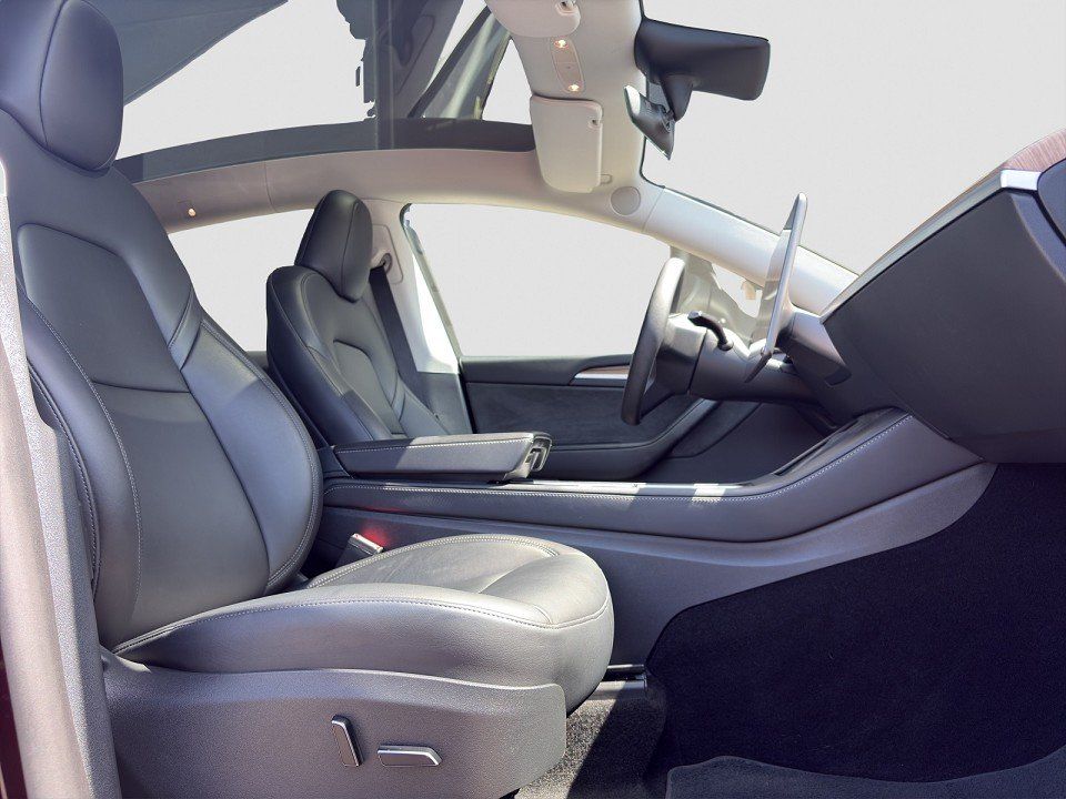 Tesla Model Y LONG RANGE+AHK+AWD+SPURWECHSEL+PANO