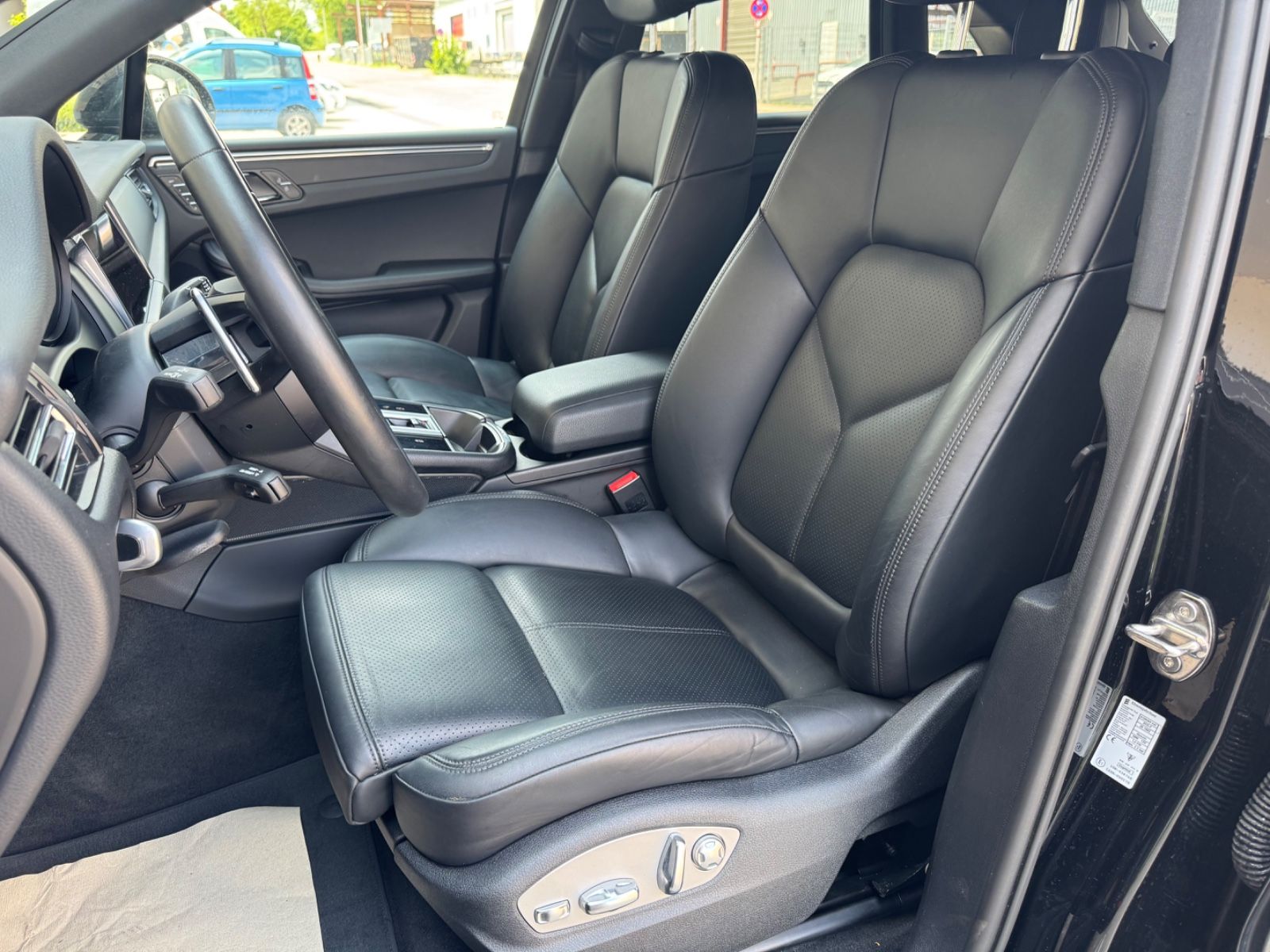 Porsche Macan - Samsaru's Car Outlet