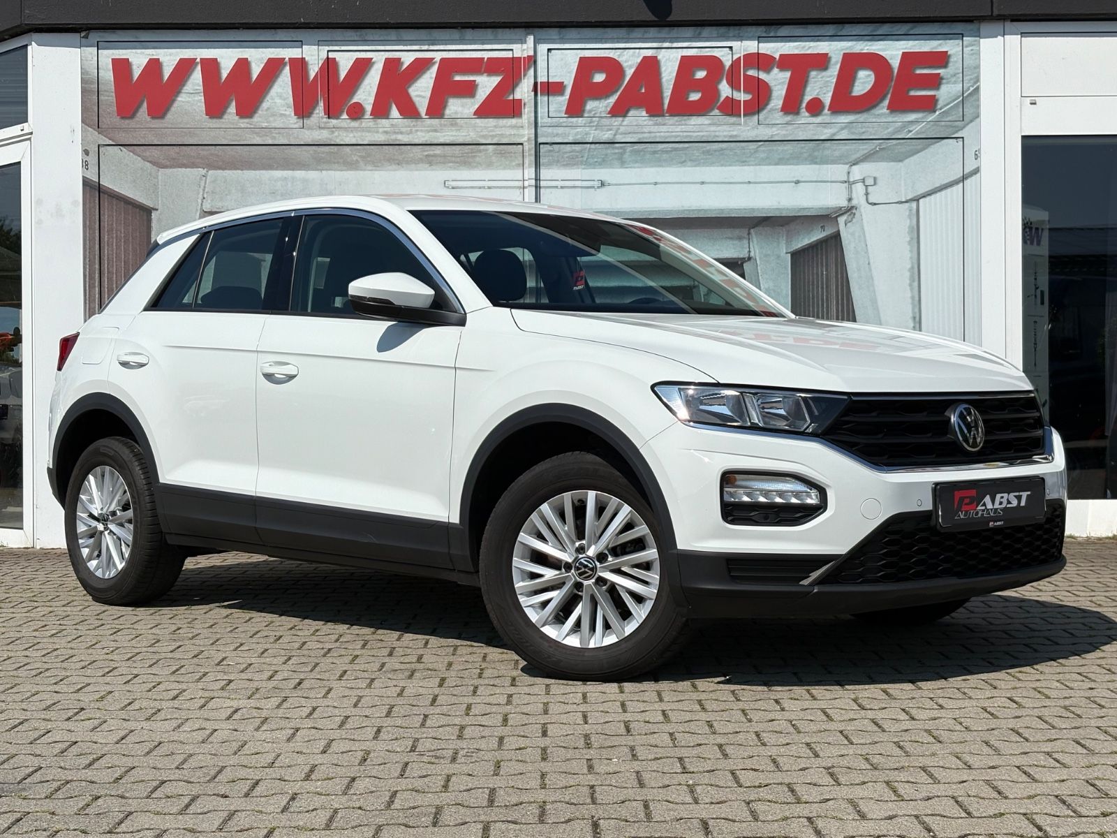 Volkswagen T-Roc - Samsaru's Car Outlet