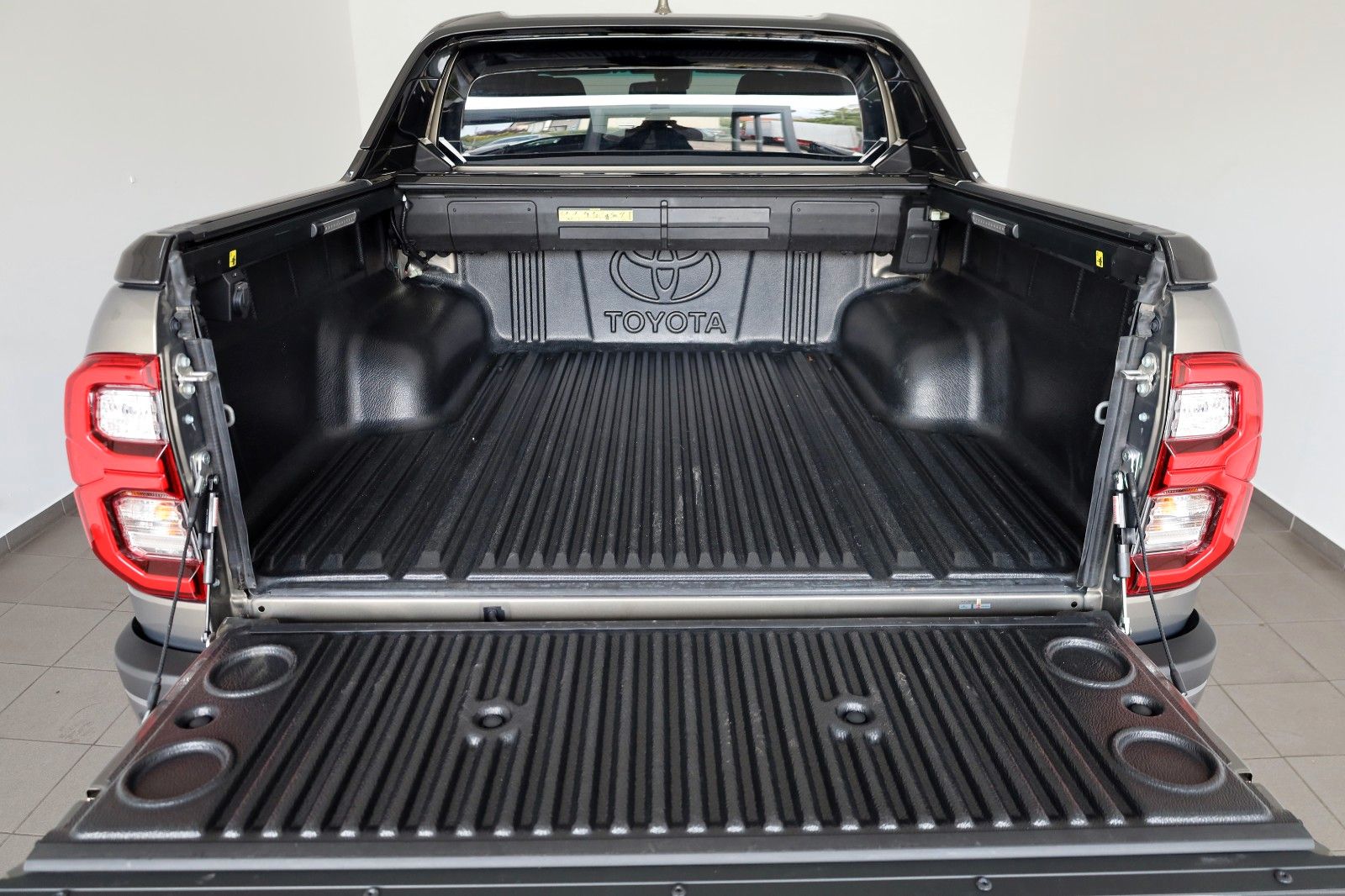 Toyota Hilux 2.8 D-4D Invincible Sport,ACC,AHK