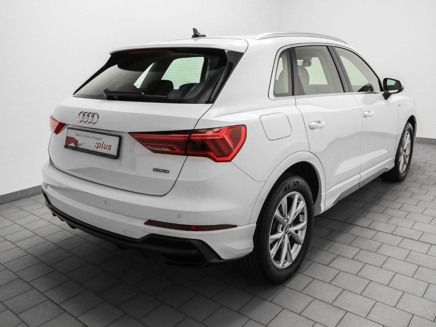 Audi Q3 40 TFSI quattro S line - Samsaru's Car Outlet
