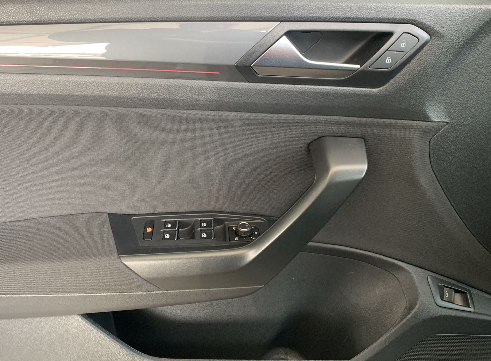 Volkswagen T-Roc 1.5 TSI Sport - Samsaru's Car Outlet