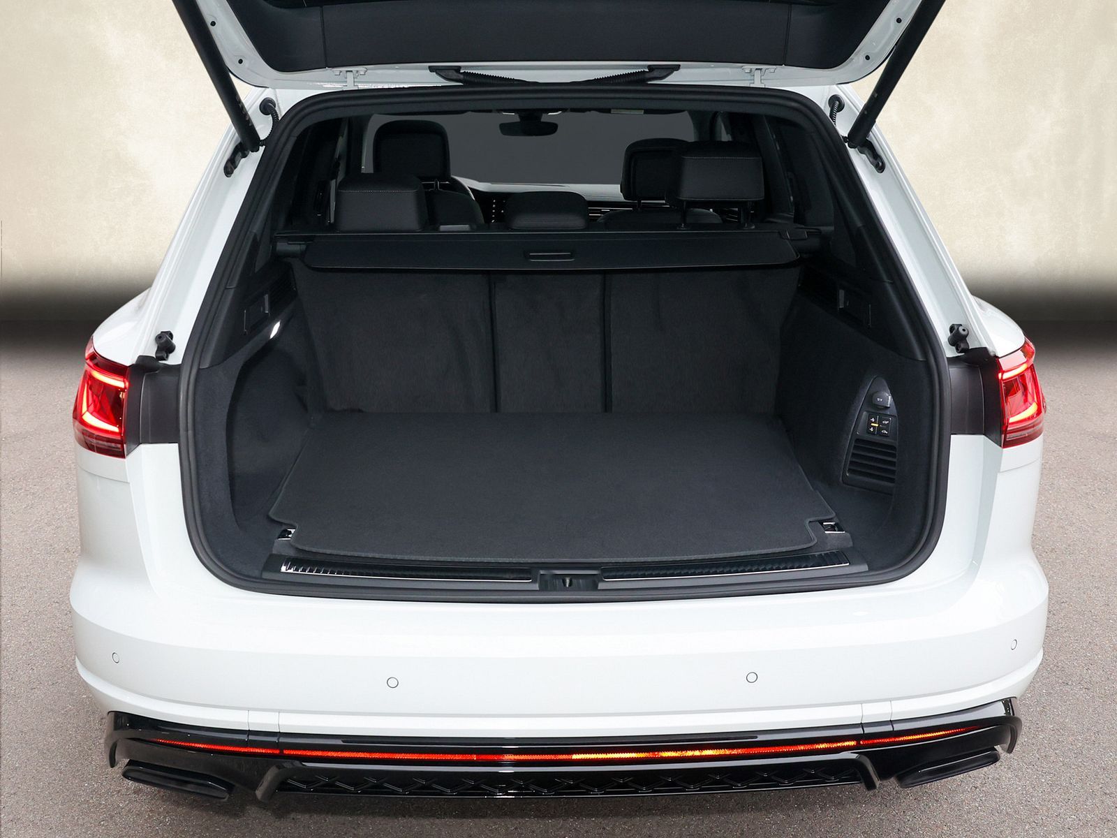 Volkswagen Touareg R 3.0 TSI R Plug-In - Samsaru's Car Outlet