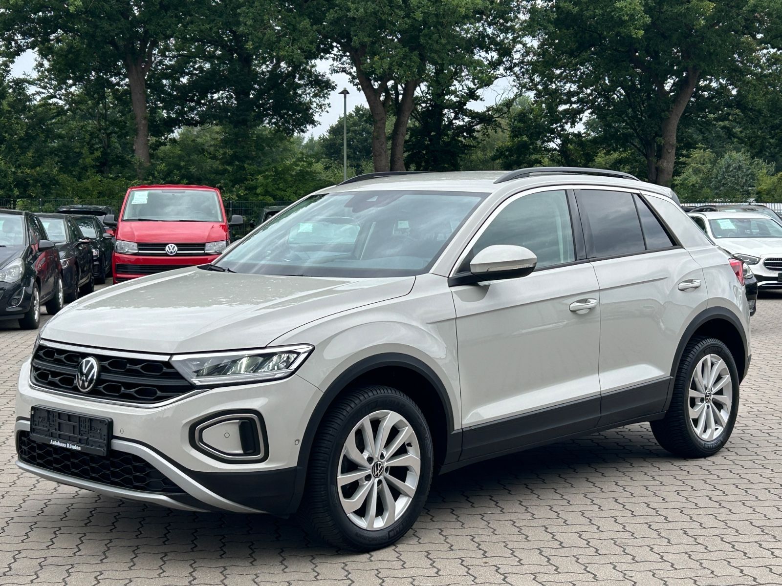 Volkswagen T-Roc 1.0 TSI Life - Samsaru's Car Outlet
