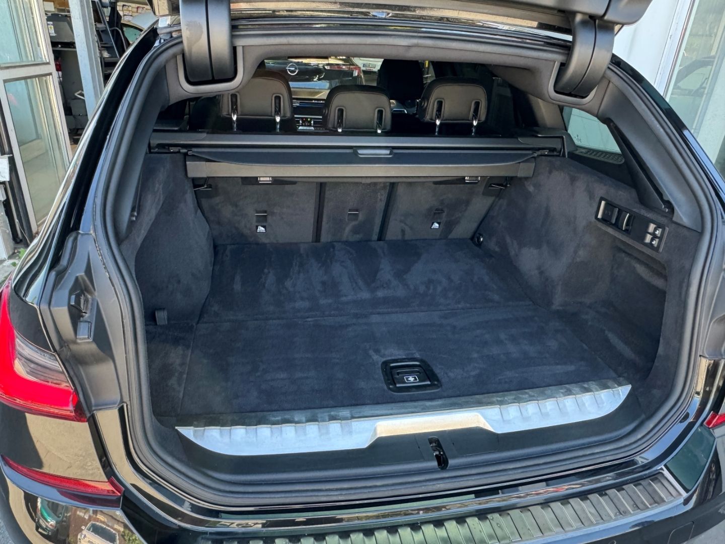 BMW 330 e Touring M SPORT - Samsaru's Car Outlet