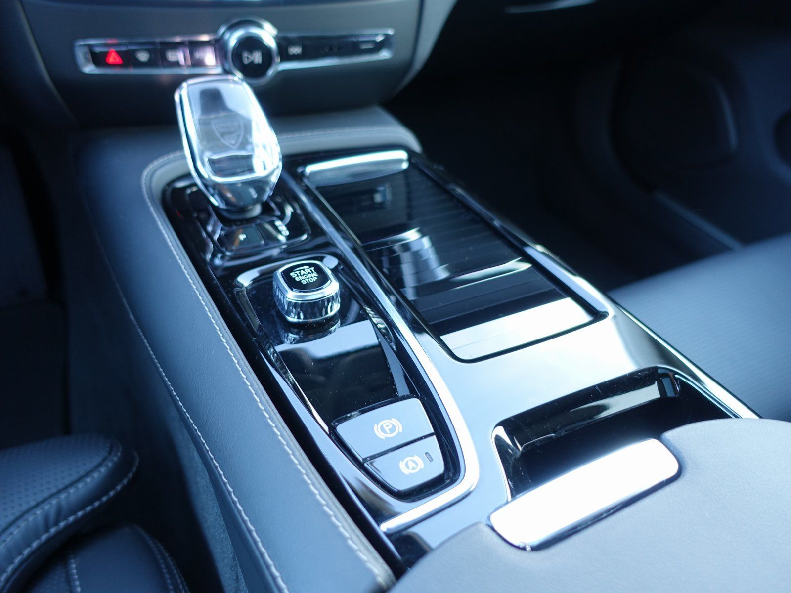 Volvo V60 Ultra Dark T8 AWD Plug-in Hybrid/360/B&W/AHK