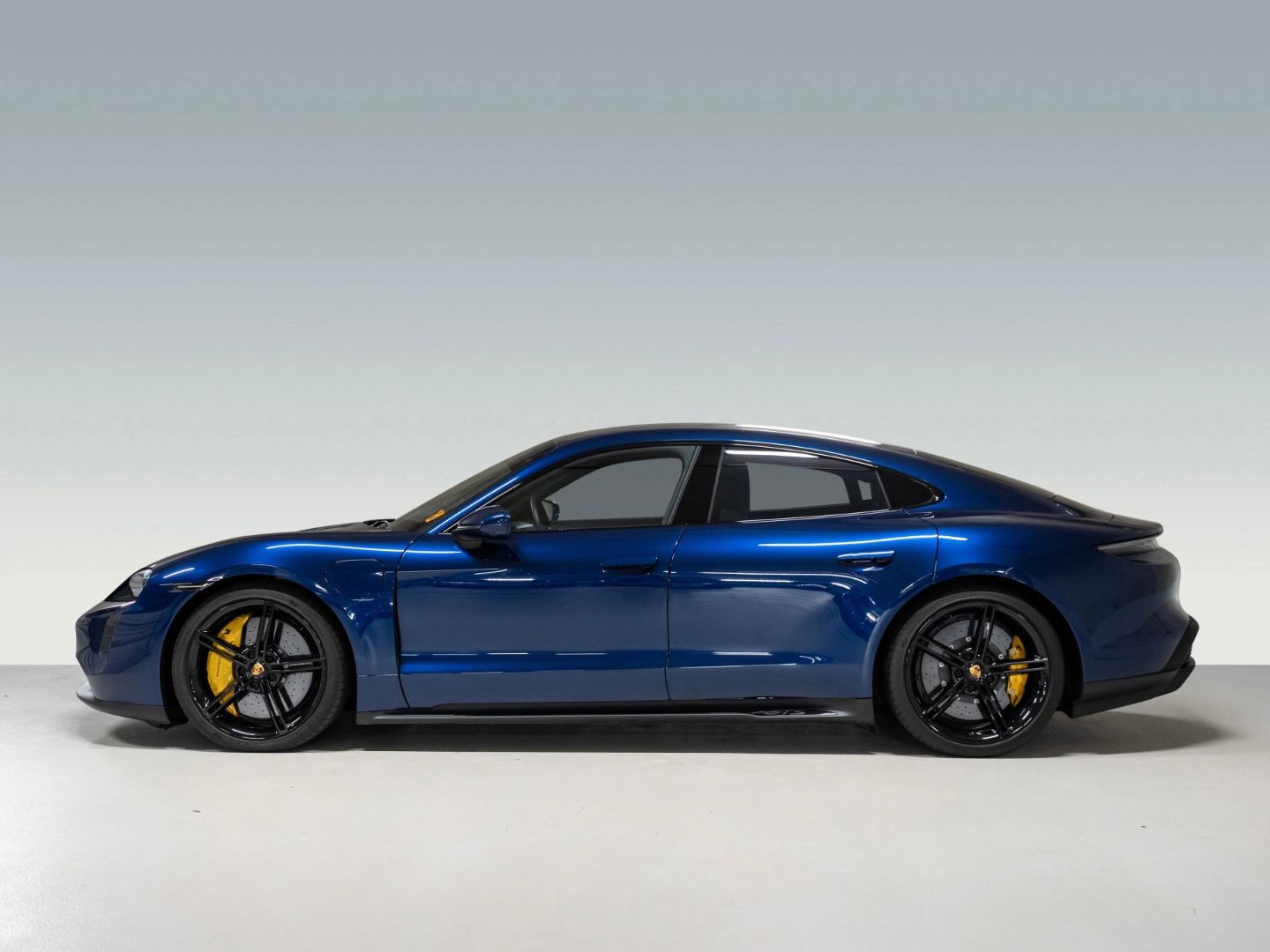 Porsche Taycan GTS InnoDrive Burmester Beifahrerdisplay