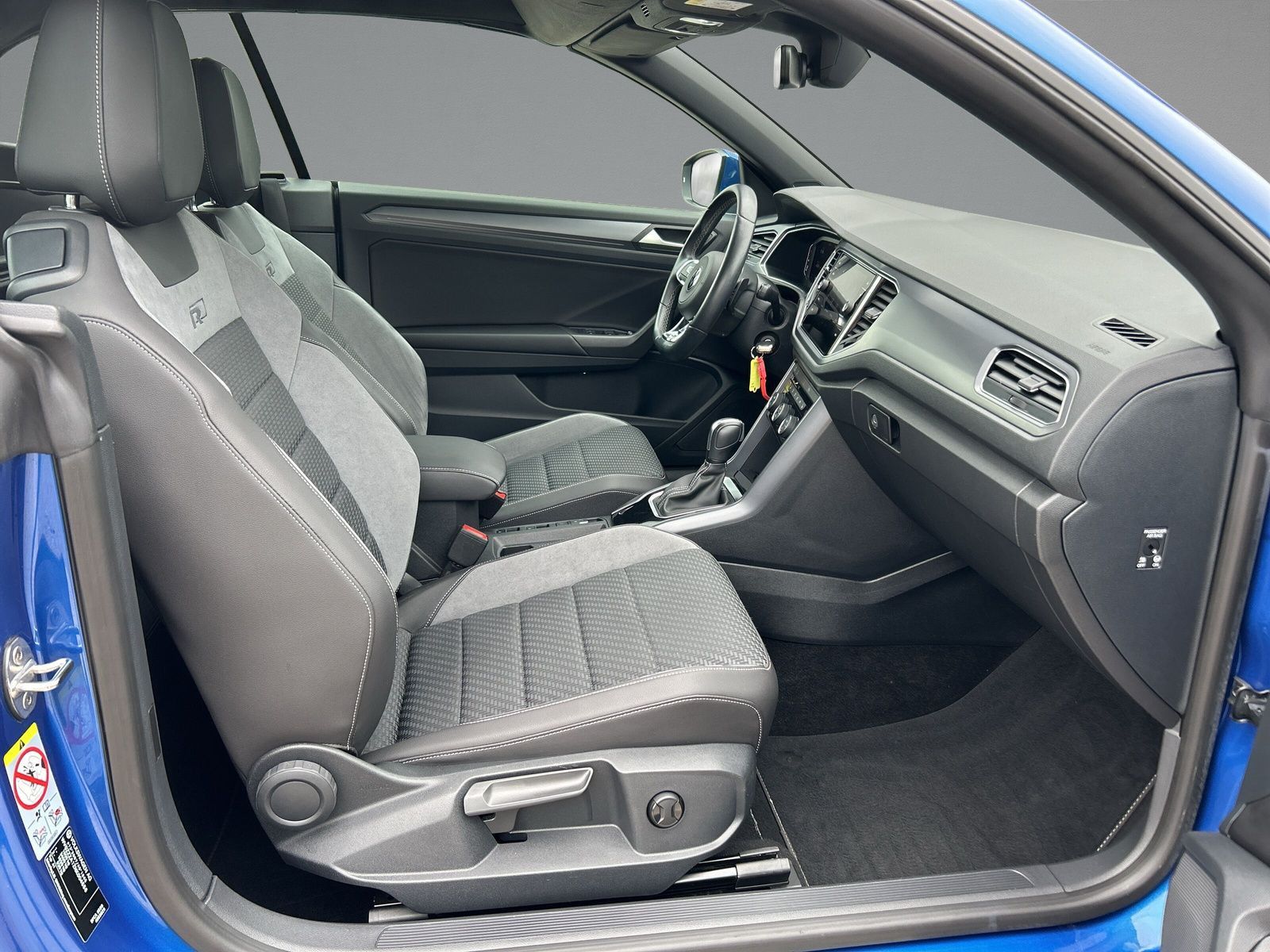 Volkswagen T-Roc R-LINE - Samsaru's Car Outlet