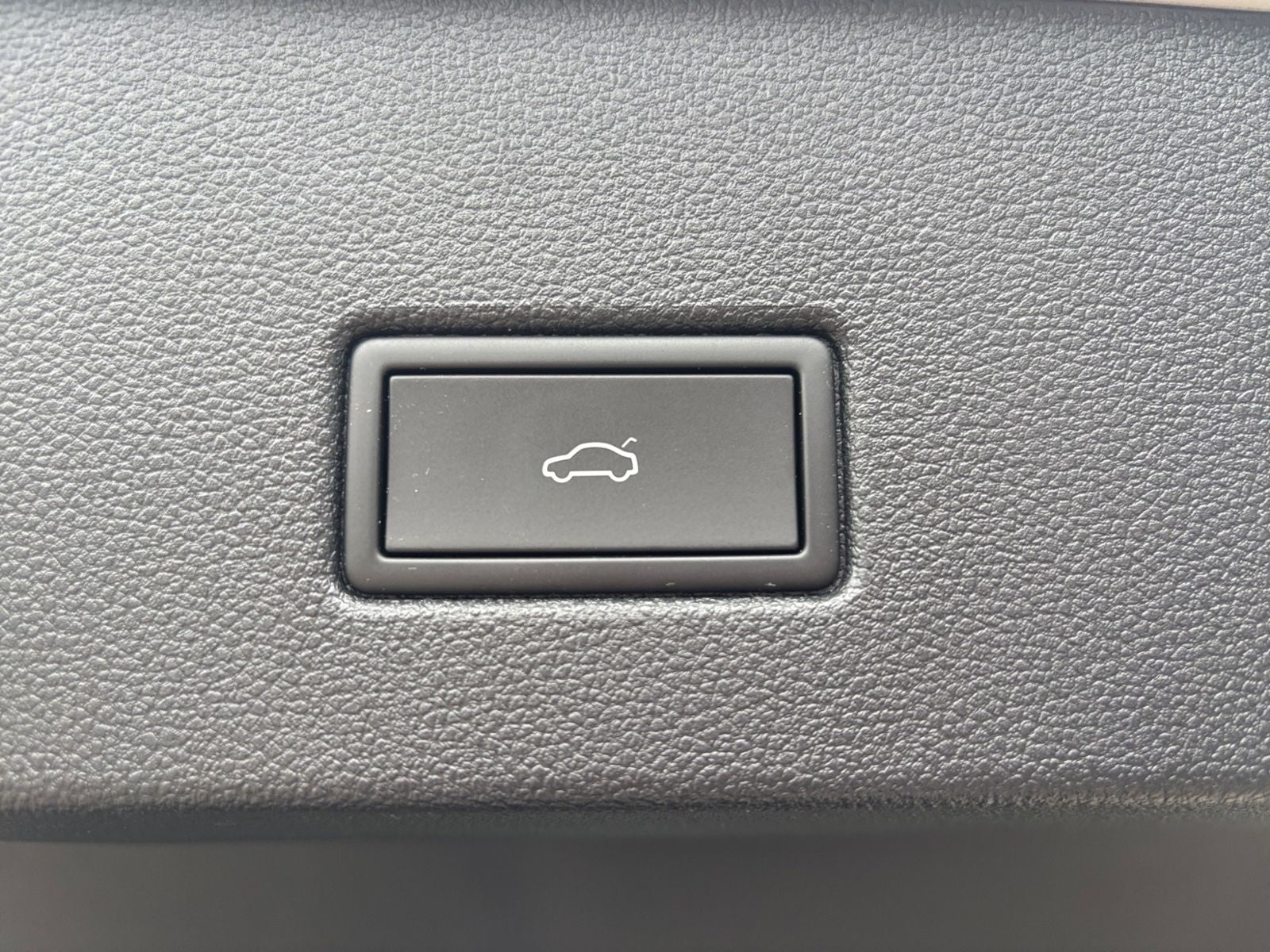 Volkswagen T-Roc 1.5 TSI R-LINE - Samsaru's Car Outlet