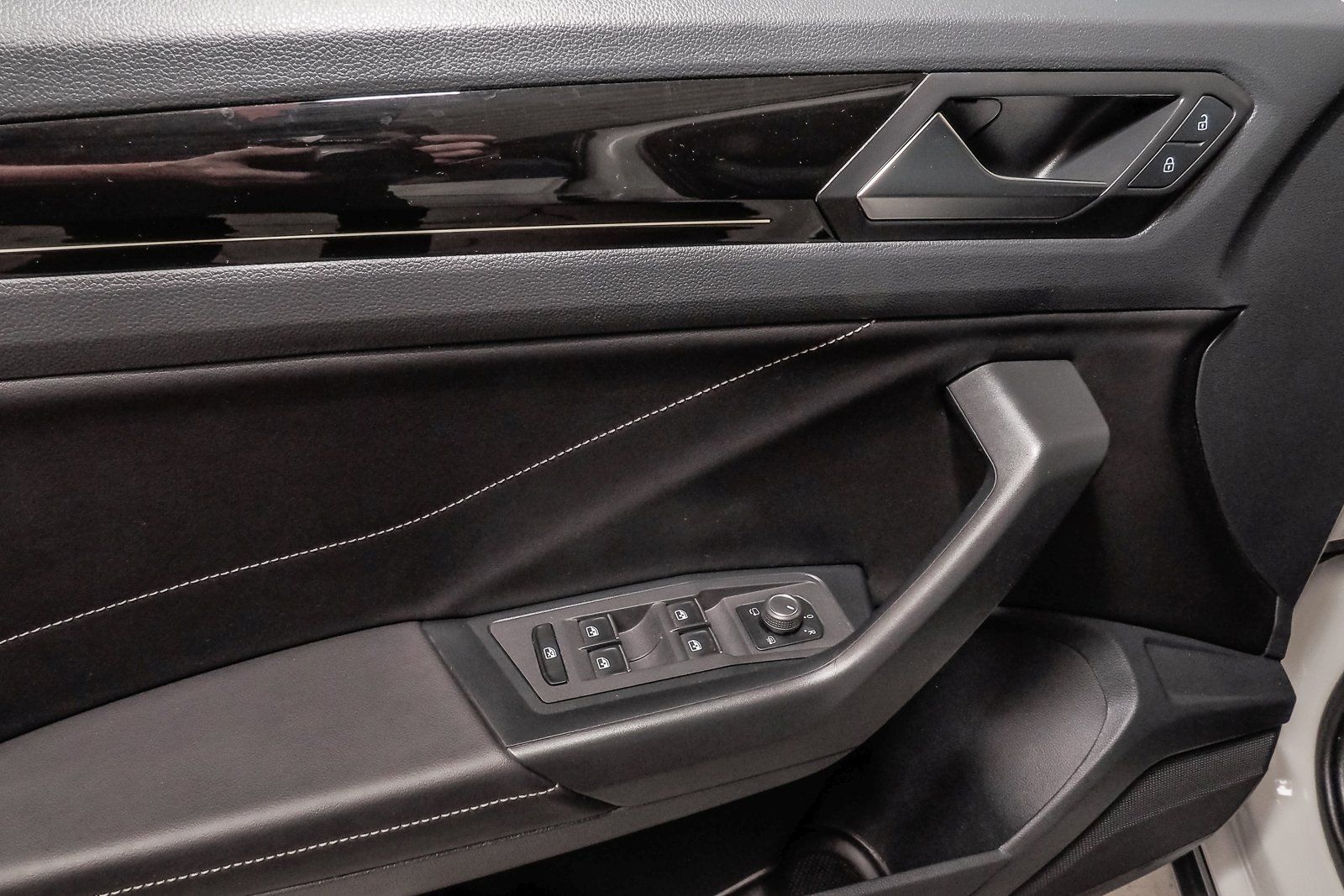 Volkswagen T-Roc R-Line 1.5 TSI - Samsaru's Car Outlet