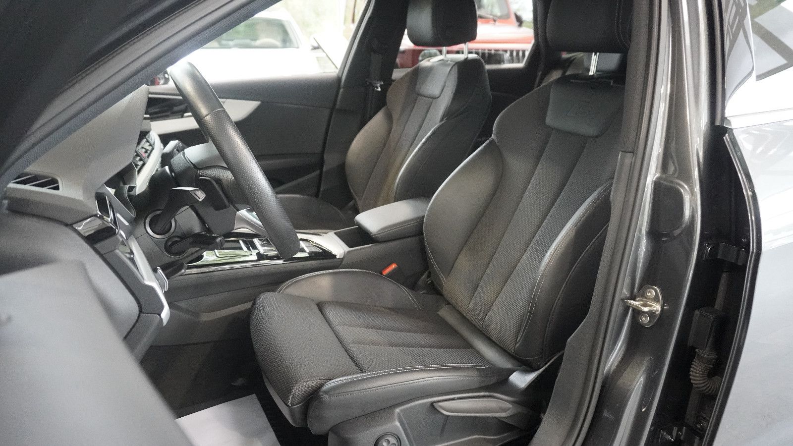 Audi A4 Avant 40 TFSI quattro S line - Samsaru's Car Outlet