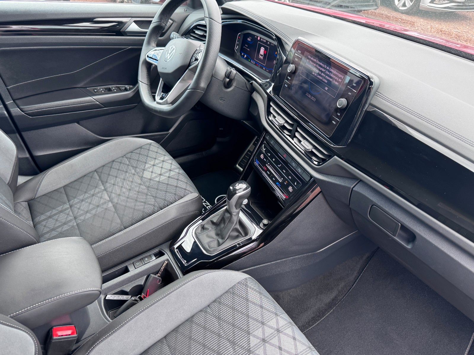 Volkswagen T-Roc R-Line - Samsaru's Car Outlet