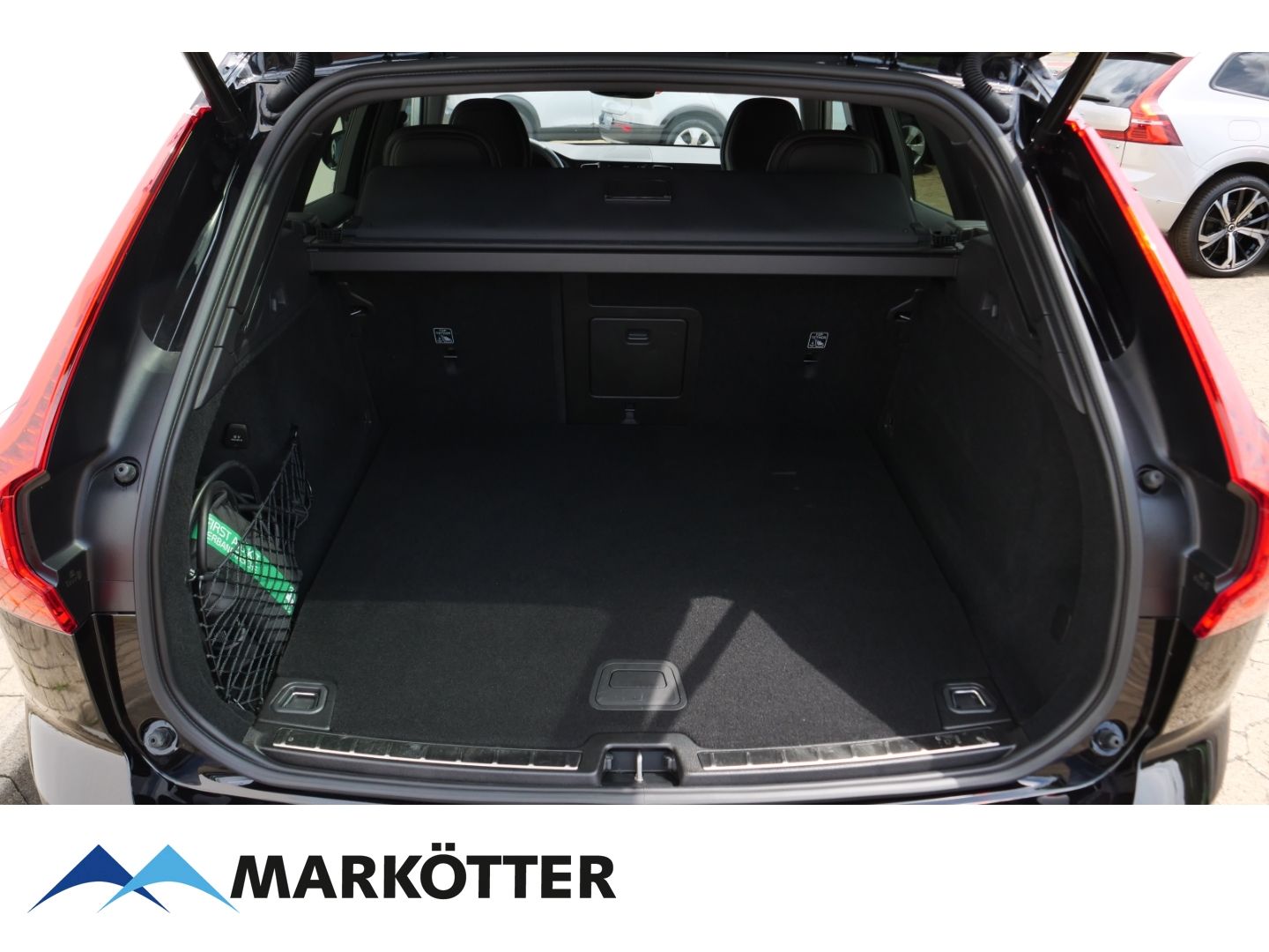 Volvo XC60 Plus Black Edition Plug-In Hybrid AWD T6 - Samsaru's Car Outlet