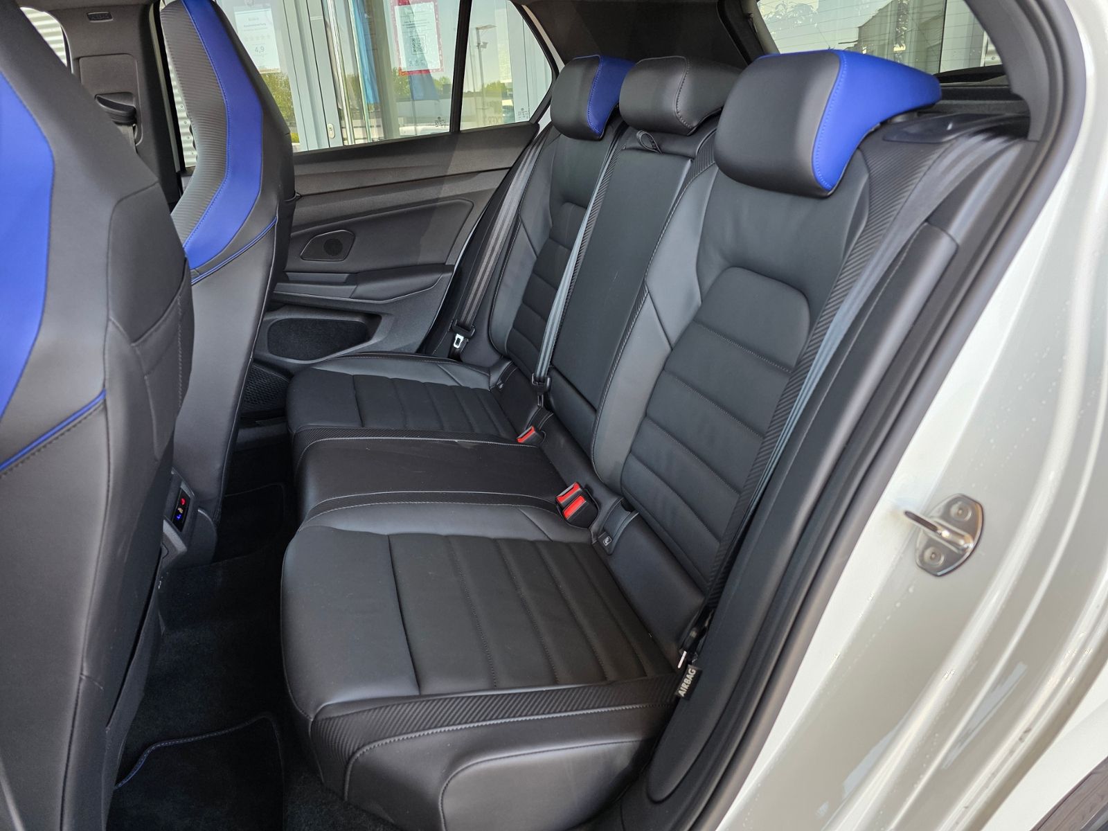 Volkswagen Golf VIII R 2.0 TSI DSG - Samsaru's Car Outlet