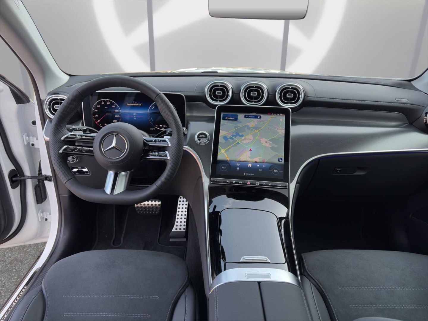 Mercedes-Benz GLC 300 e 4M EDITION AMG NIGHT PANO AHK DISTR 36