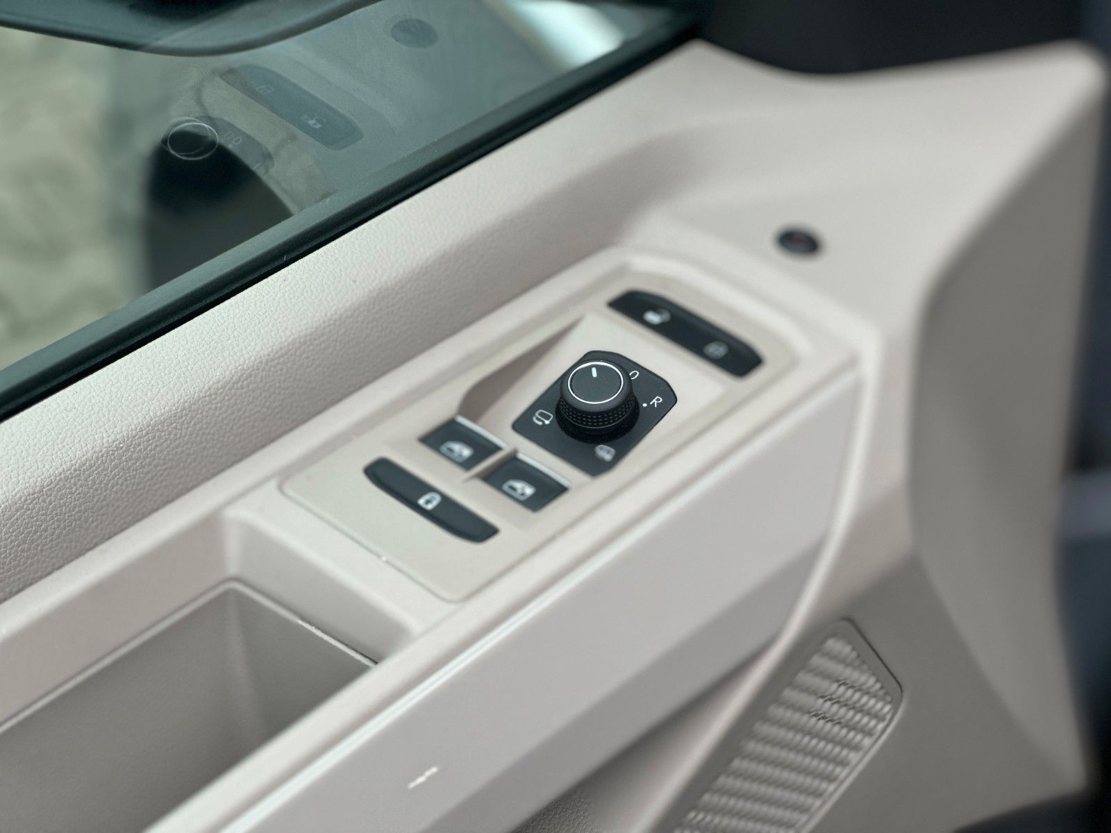 Volkswagen T7 Multivan - Samsaru's Car Outlet