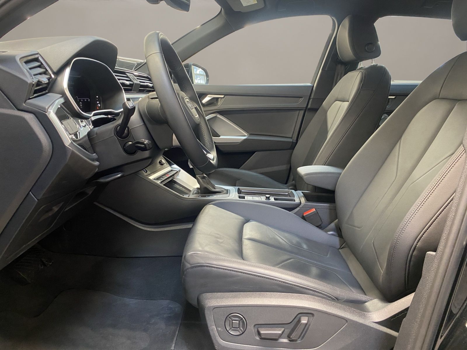 Audi Q3 40 quattro advanced - Samsaru's Car Outlet