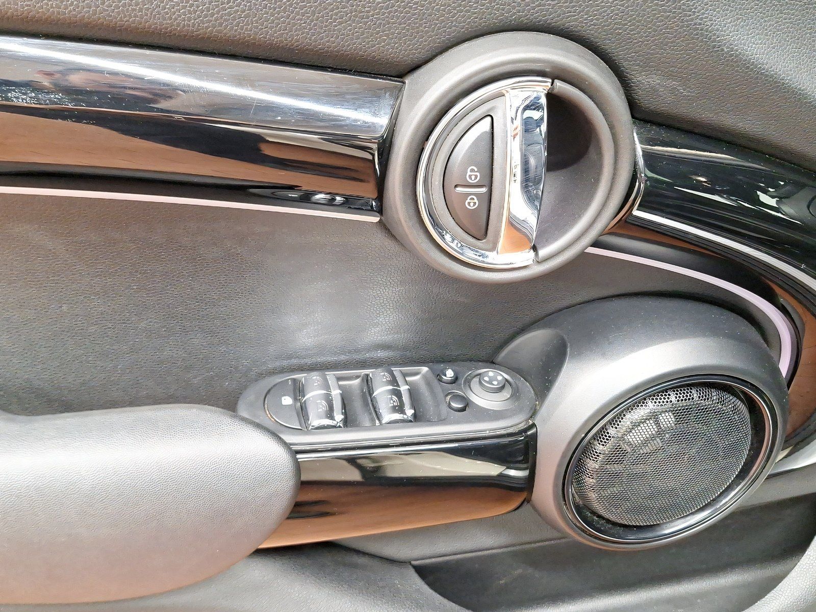 MINI Cooper - Samsaru's Car Outlet