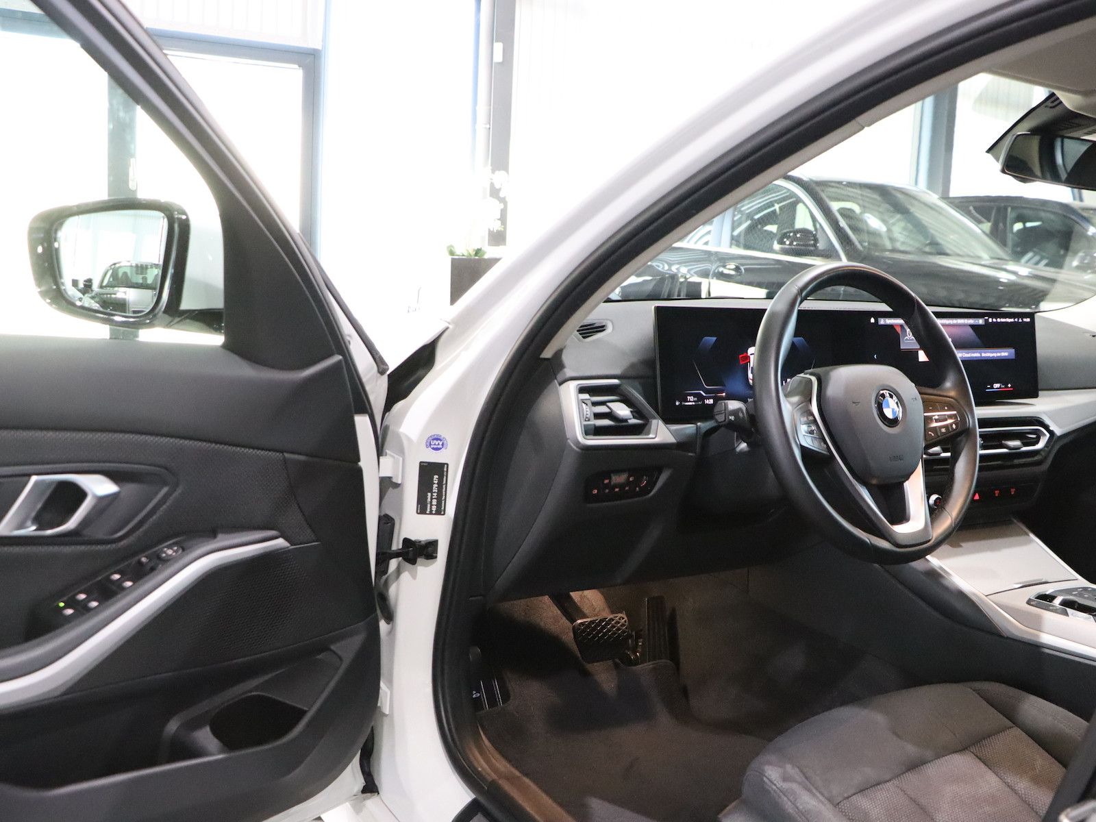 BMW 320d LIMOUSINE xDrive BUSINESS / CURVED / LED
