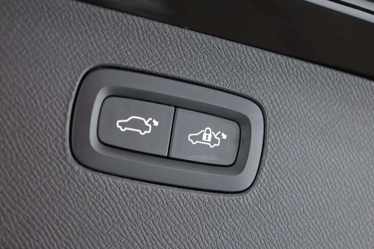 Volvo XC90 B5 AWD Plus Bright 7S LED Pano Navi AHK 22"