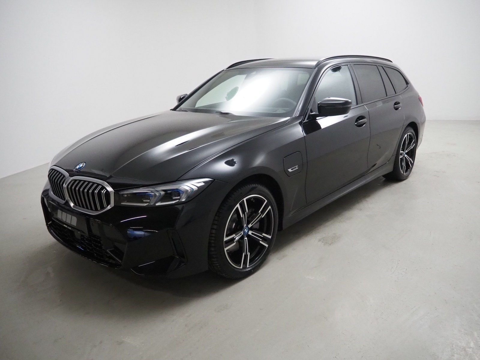 BMW 330e xDrive Touring (M-Sport Navi LED AHK HUD)