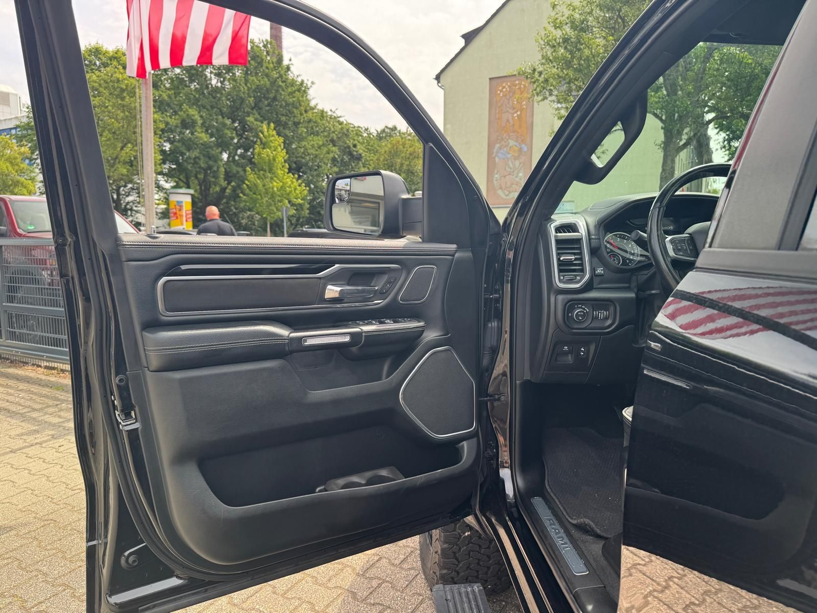 Dodge RAM 5.7 V8 Laramie Night Umbau +LPG +teilb. Heck