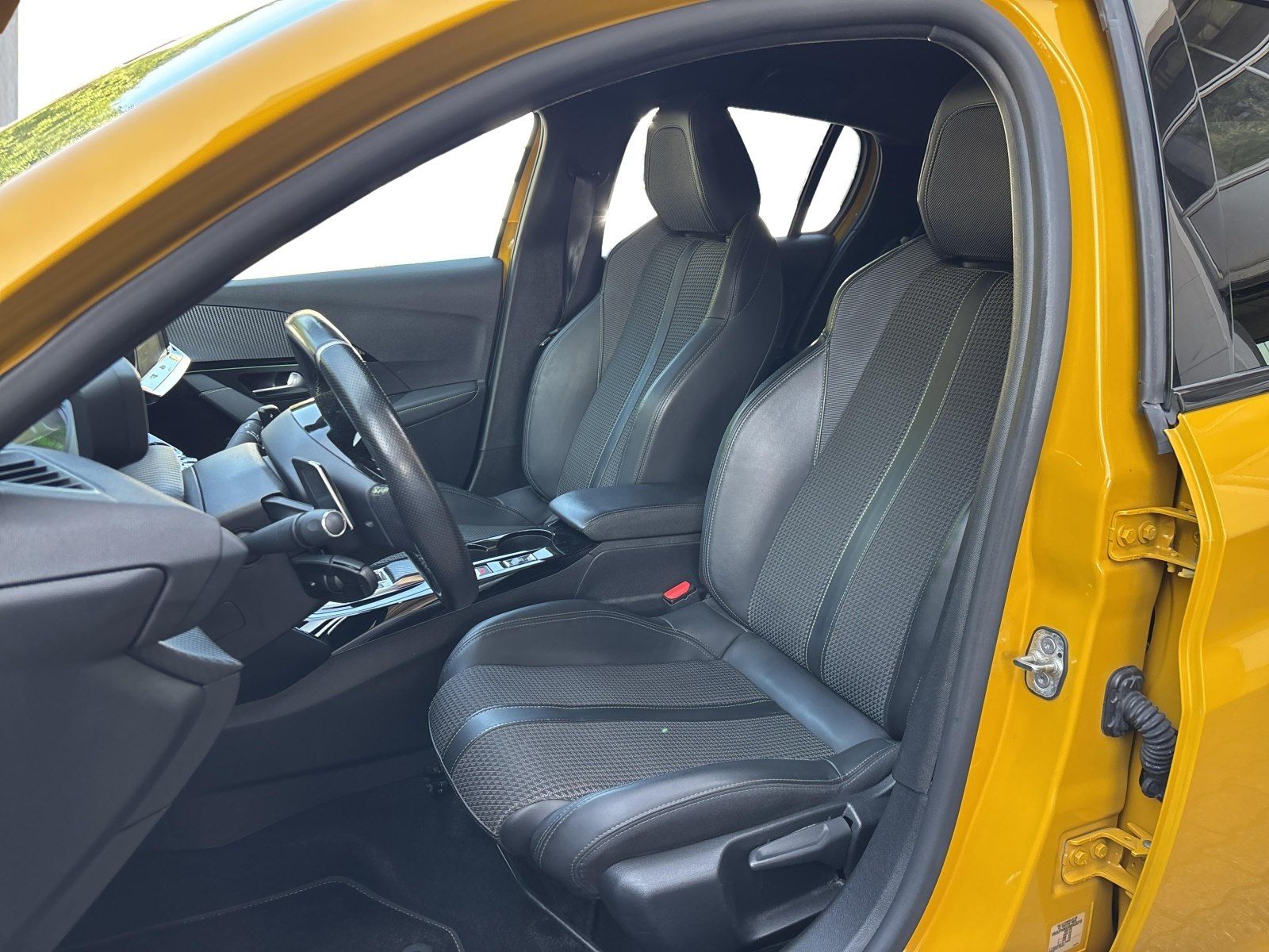 Peugeot 208 1.2 Pure Tech 100 GT - Samsaru's Car Outlet
