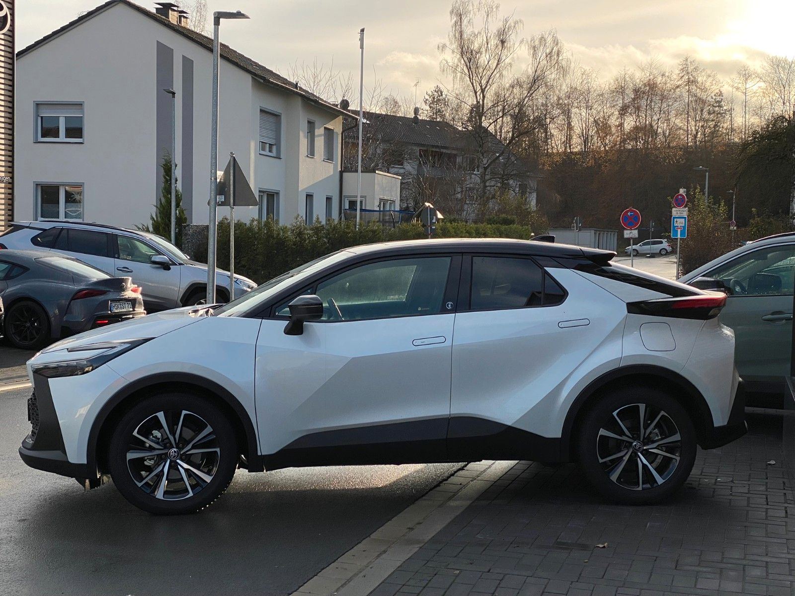 Toyota C-HR 1.8 Hybrid - Samsaru's Car Outlet