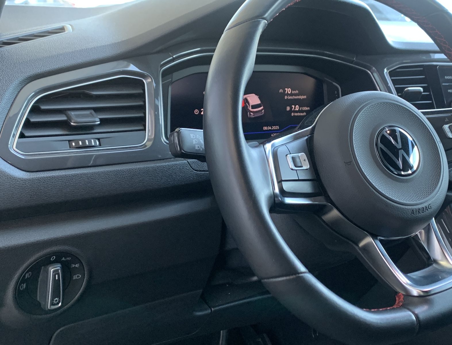 Volkswagen T-Roc 1.5 TSI Sport - Samsaru's Car Outlet