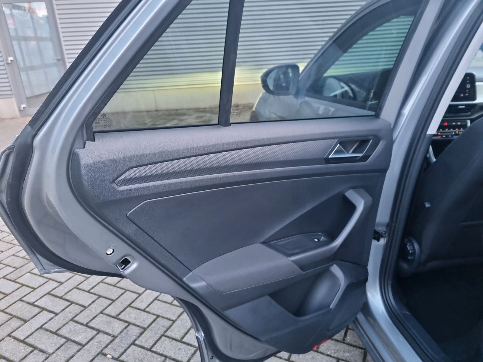 Volkswagen T-Roc 1.5 TSI DSG Life - Samsaru's Car Outlet