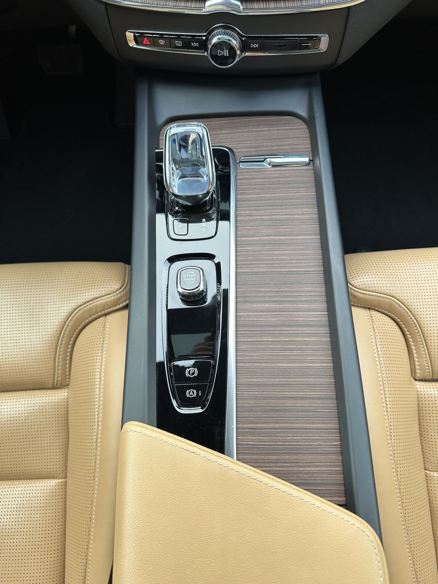 Volvo XC60 T6 AWD Plus Dark PANO+360°+VCOCK+AHK+20ZOLL