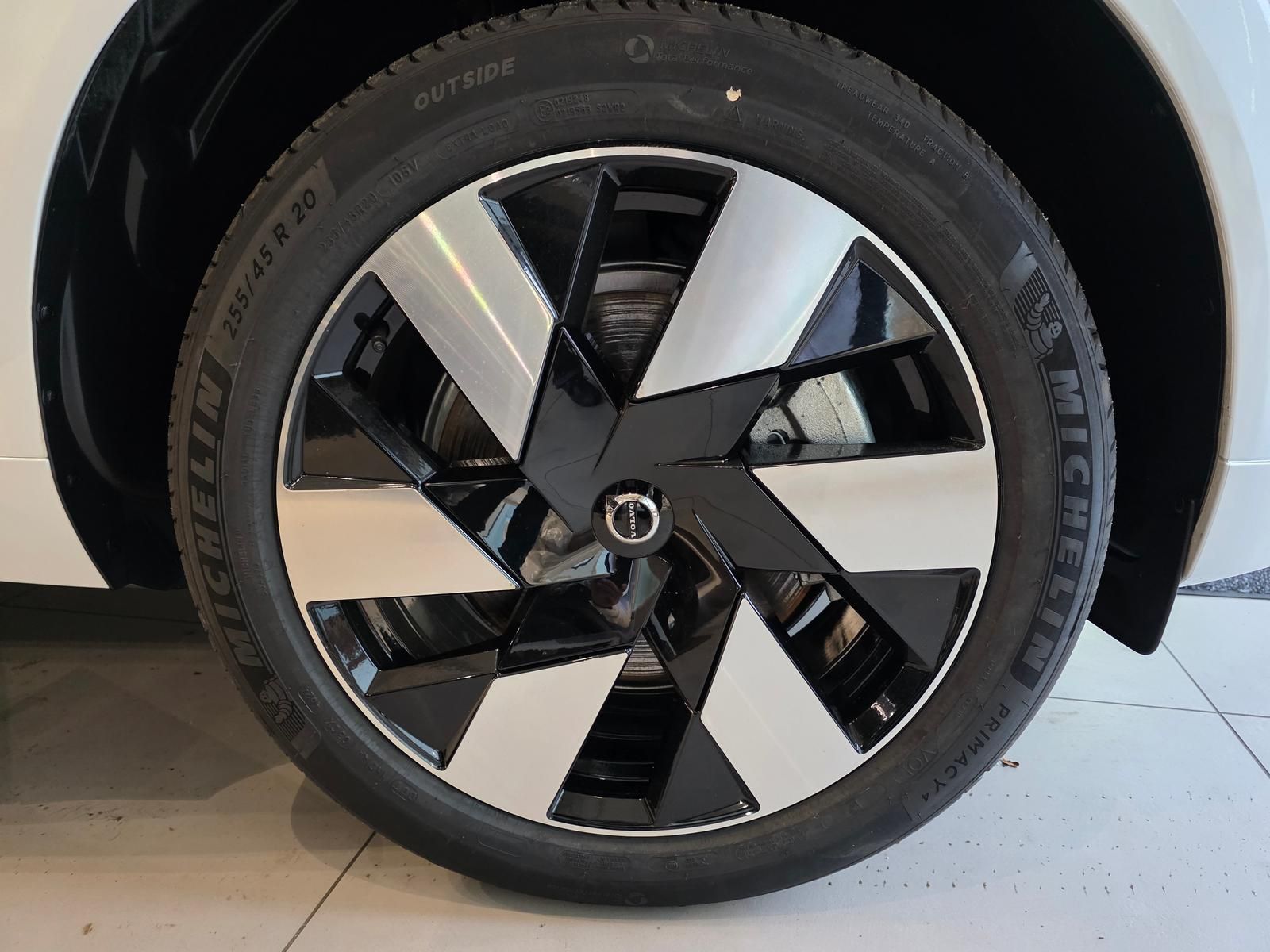 Volvo XC60 Ultra Dark Recharge Plug-In Hybrid AWD