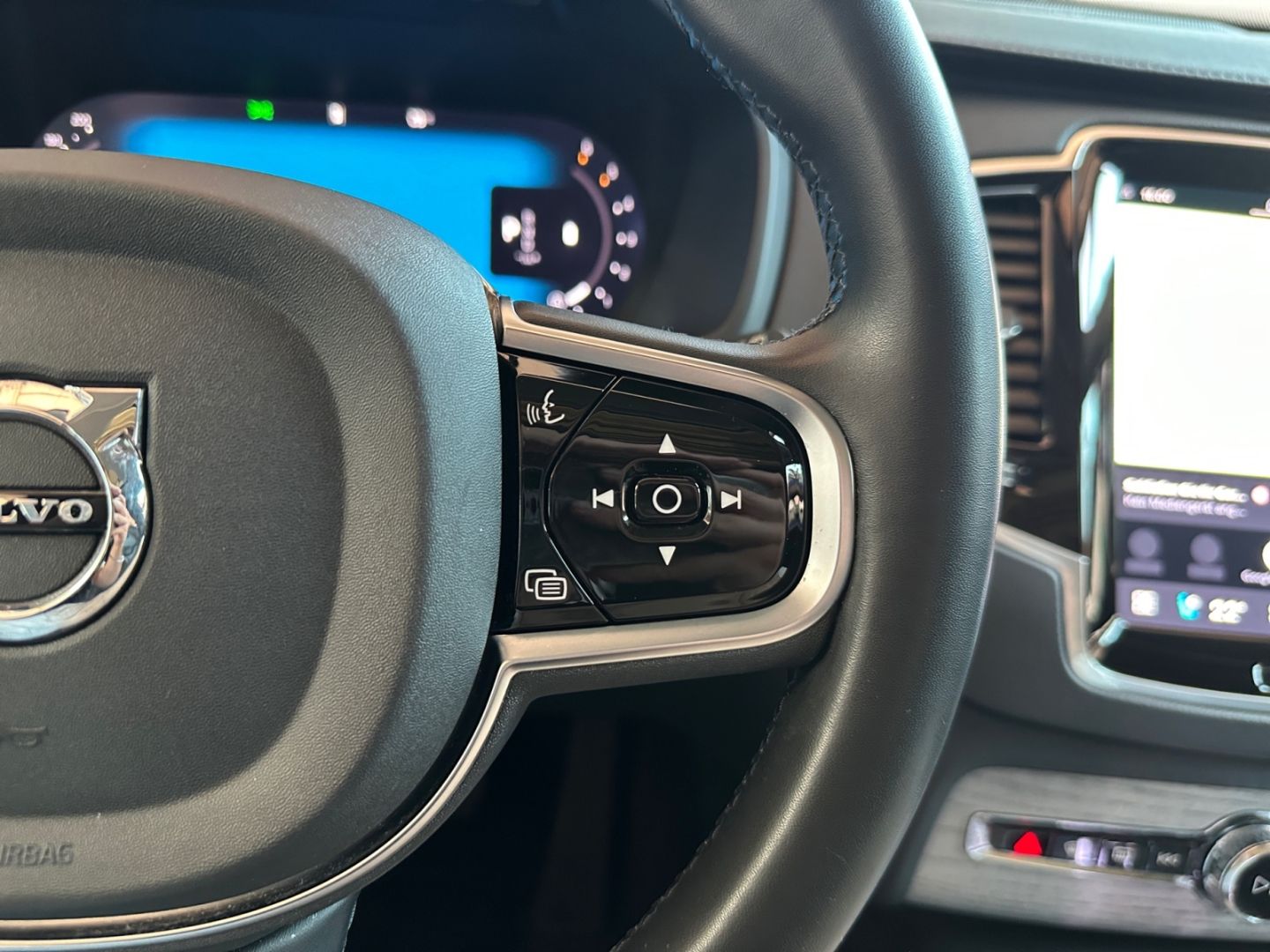 Volvo XC90 B5 AWD Plus Bright M-H *22''*StHz*Pano*360*