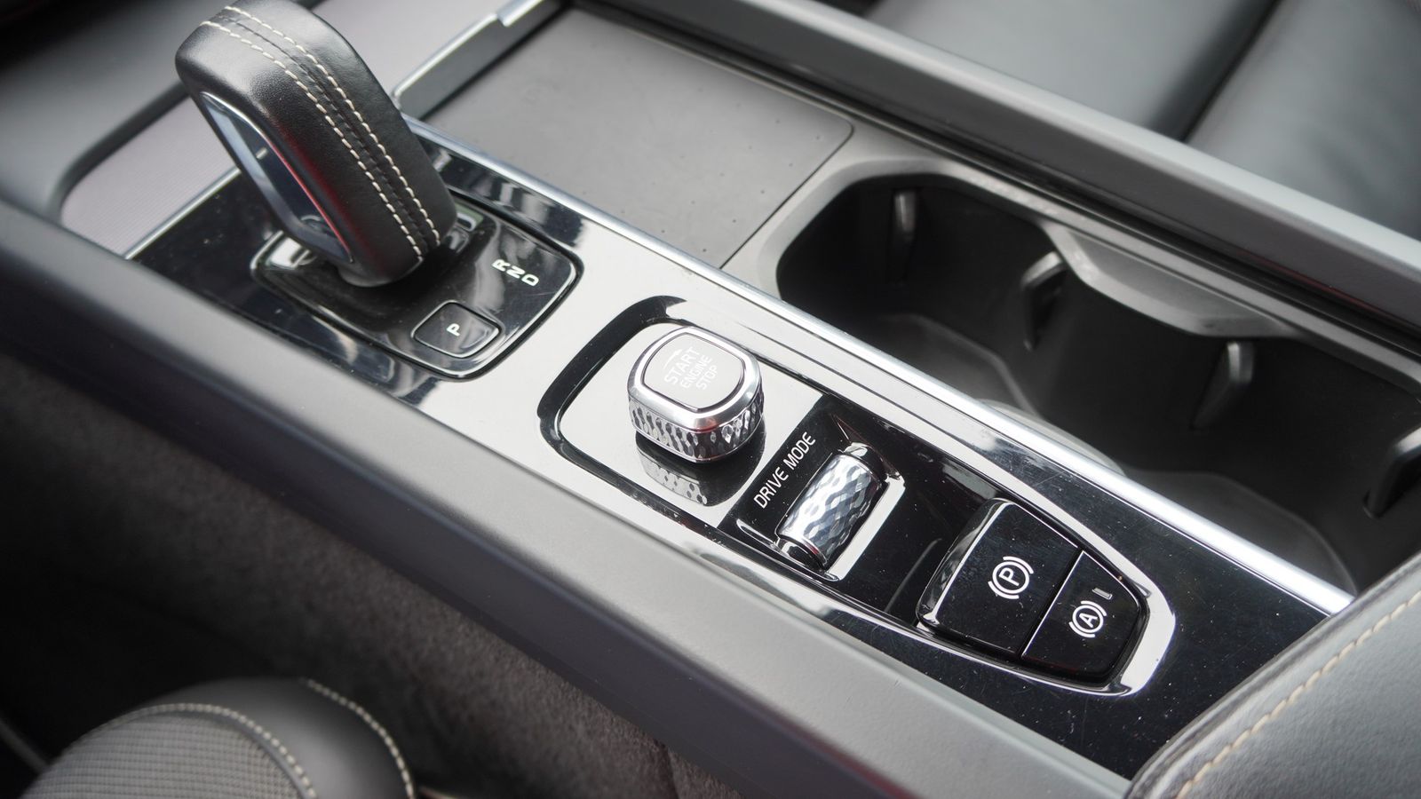 Volvo XC 60 B5 AWD R-Design - Samsaru's Car Outlet