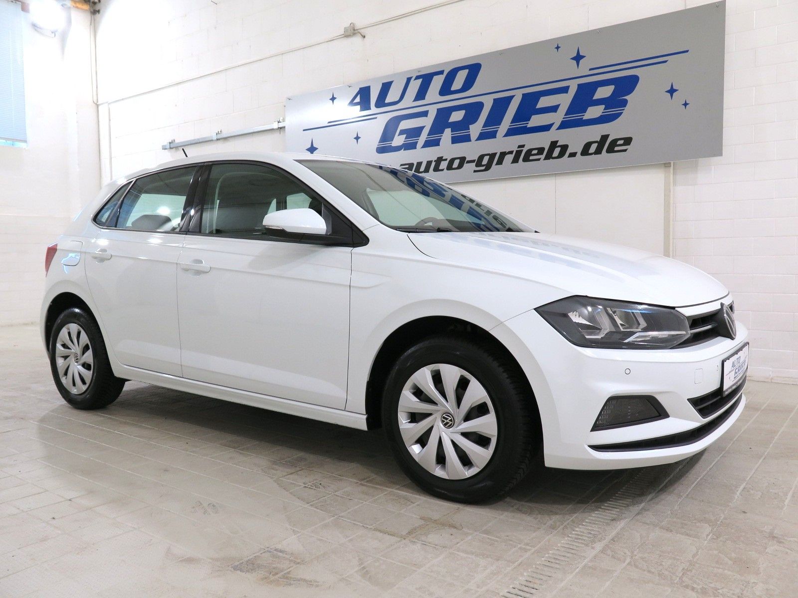 Volkswagen Polo VI Comfortline - Samsaru's Car Outlet