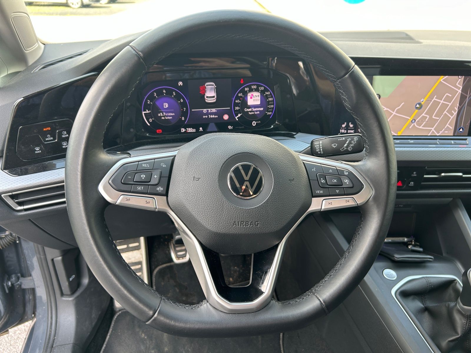 Volkswagen Golf VIII 1.5 TSI Life - Samsaru's Car Outlet