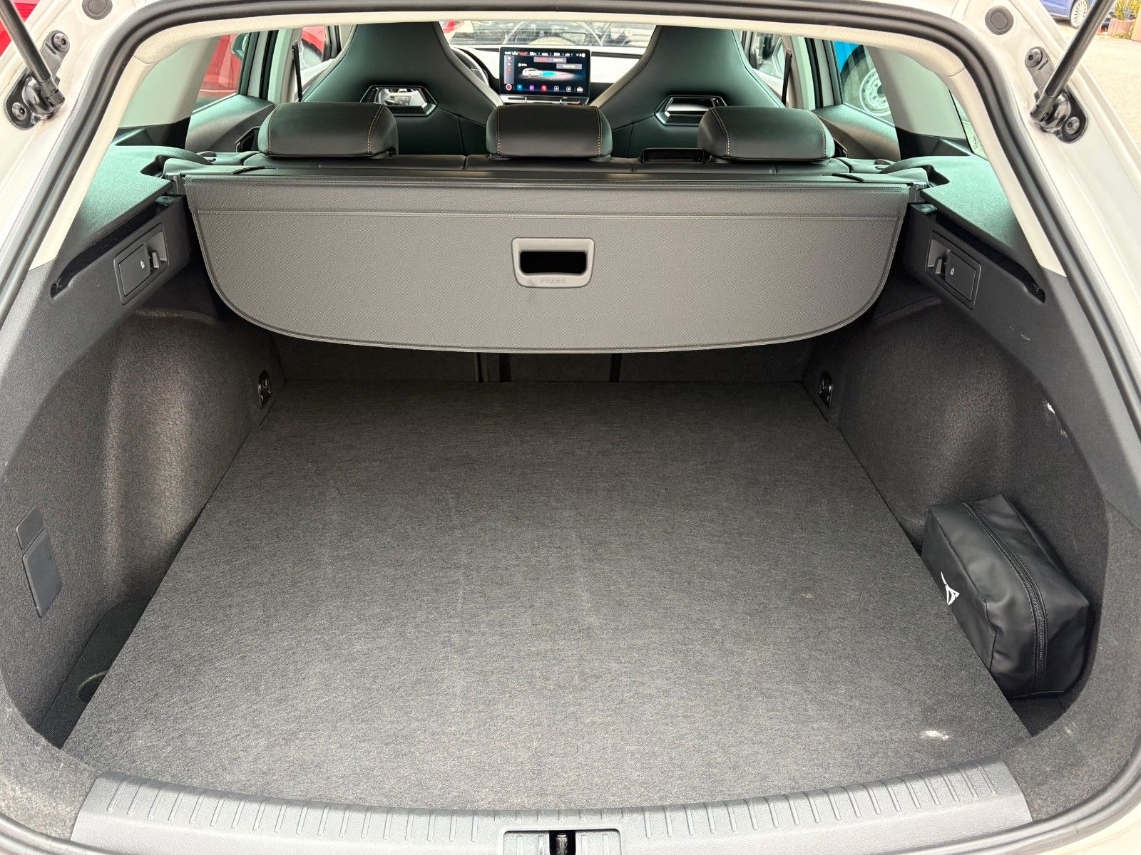 Cupra Leon 1.5 ST e-Hybrid - Samsaru's Car Outlet