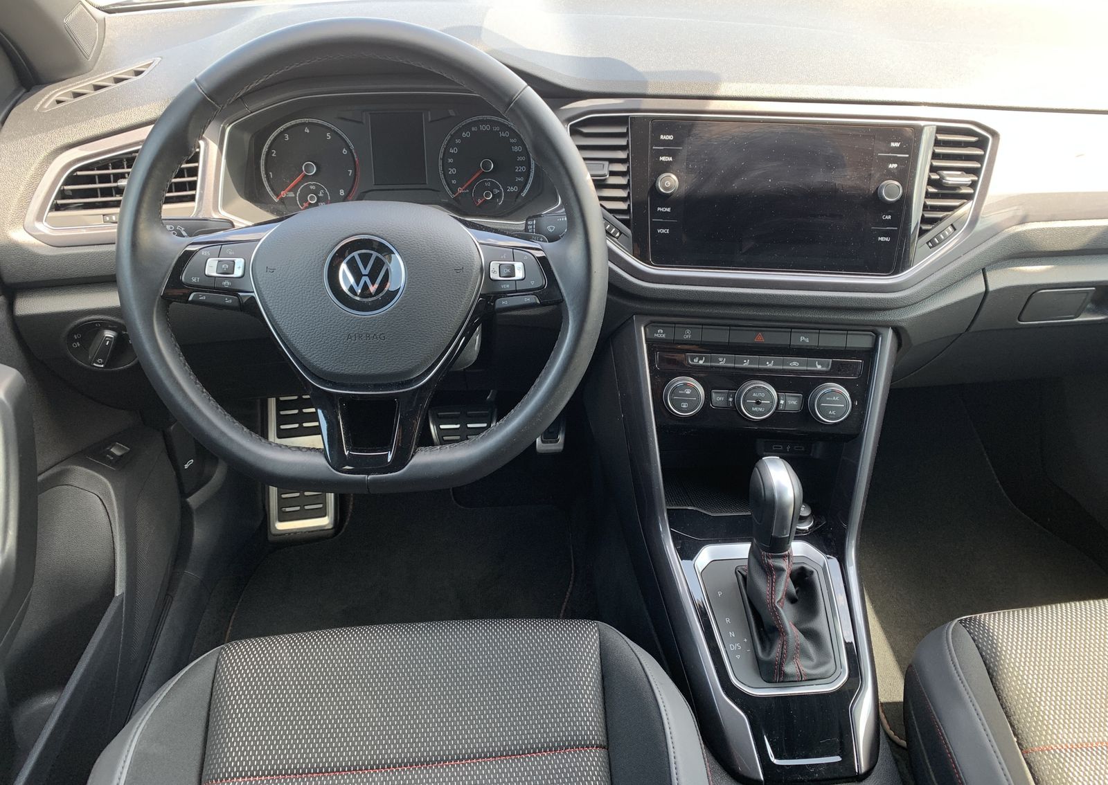 Volkswagen T-Roc 1.5 TSI Sport - Samsaru's Car Outlet