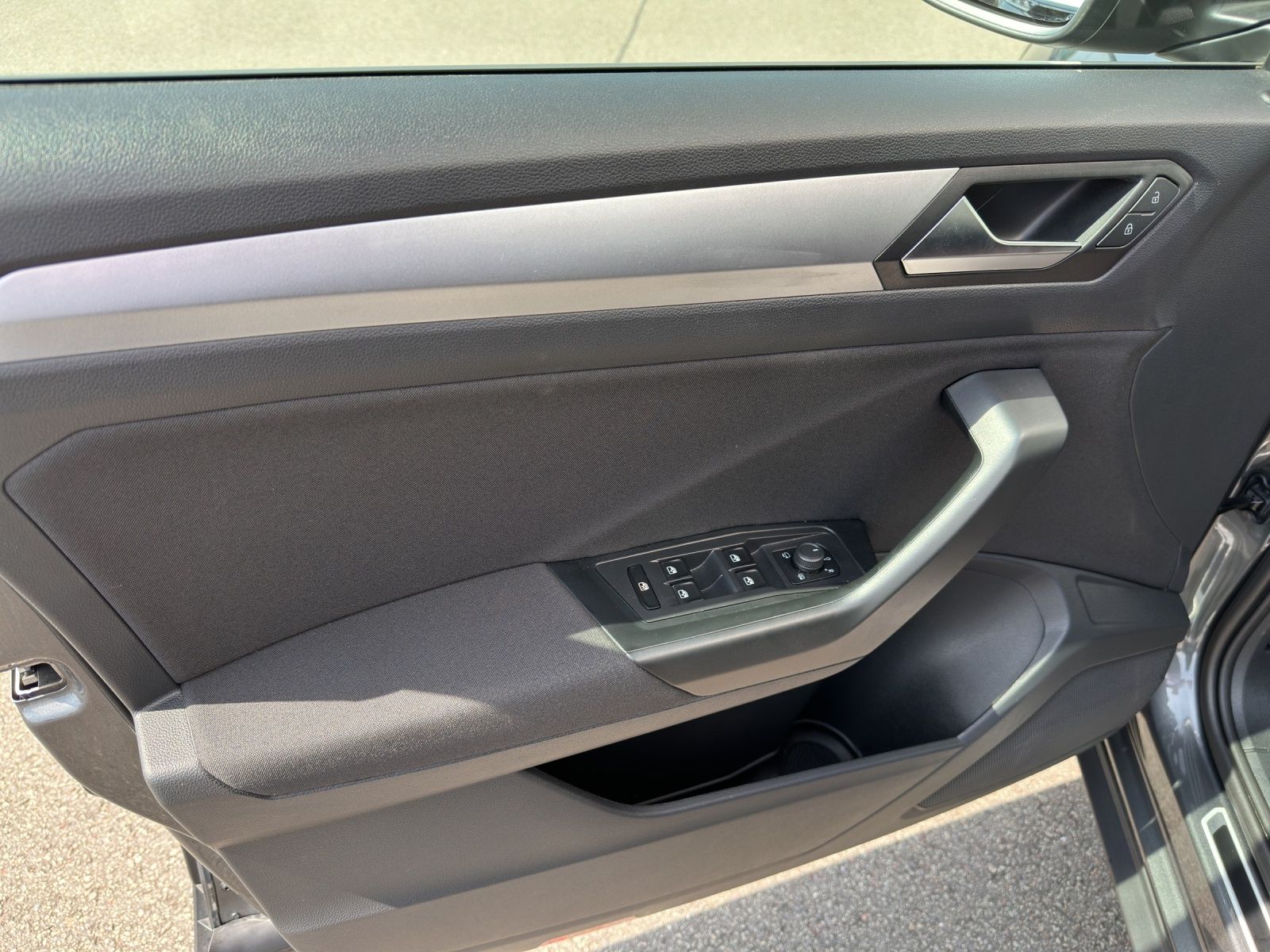 Volkswagen T-Roc 1.5 TSI Life - Samsaru's Car Outlet