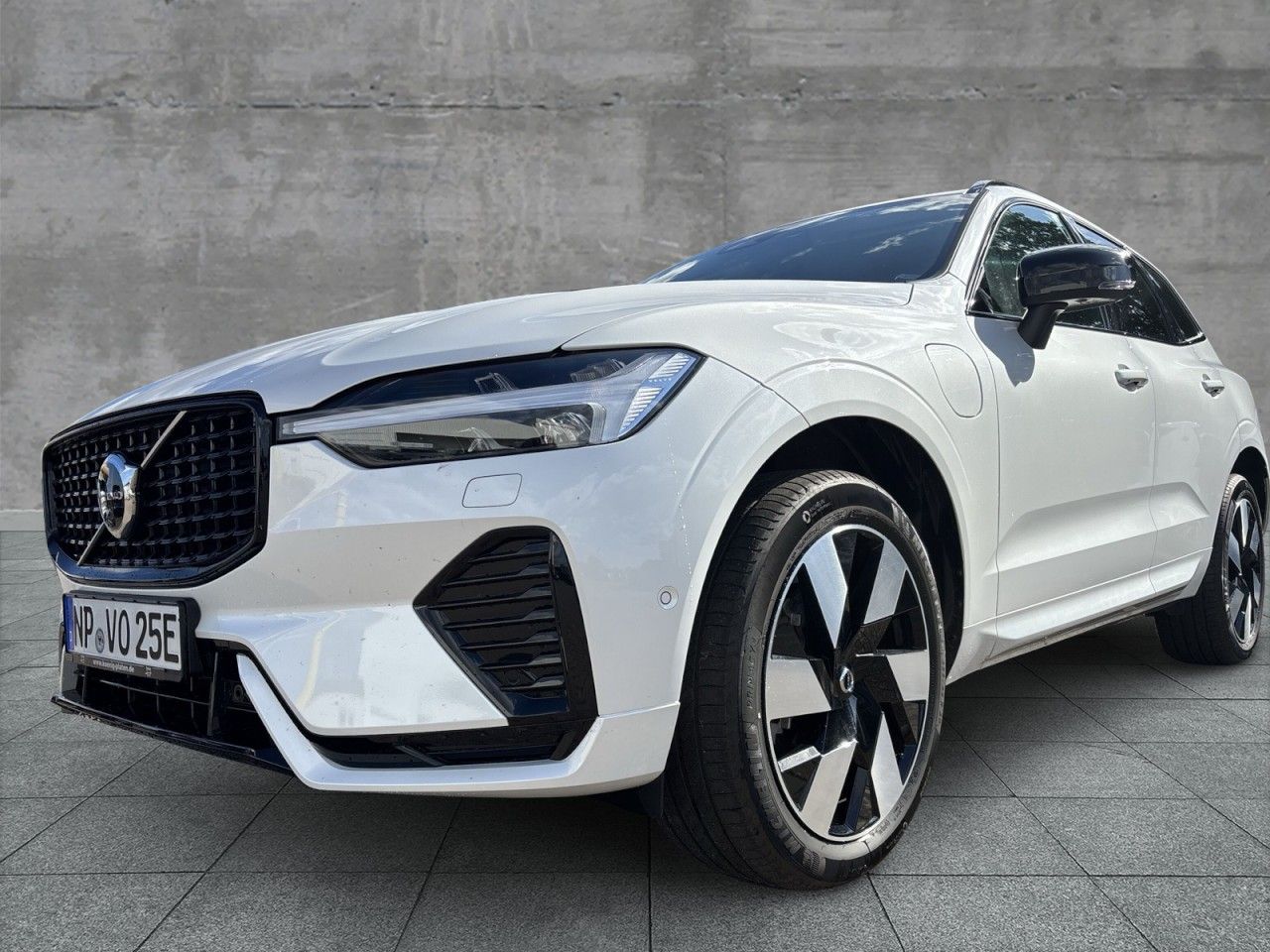 Volvo XC60 T6 AWD Plus Dark Plug-In - Samsaru's Car Outlet