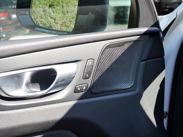 Volvo XC60 B4 Plus Dark SHZ H/K HGSD NAVI FACEL. LED