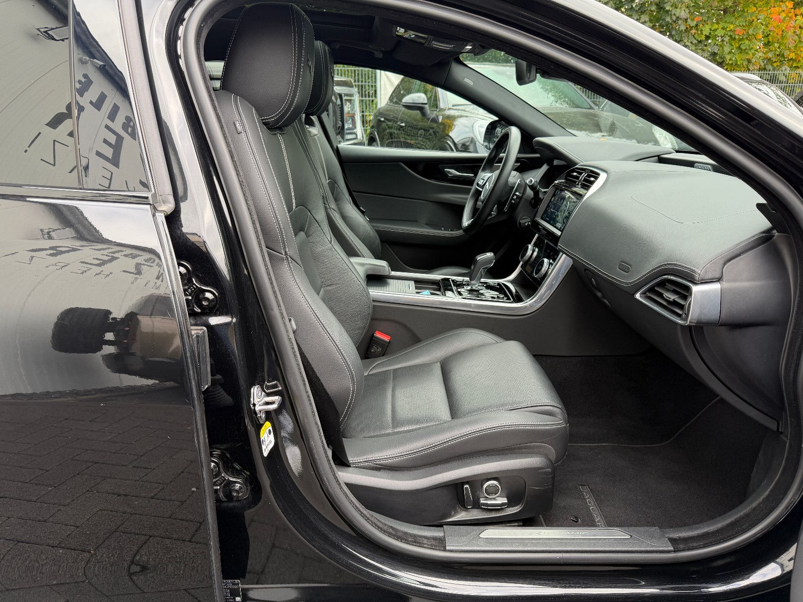 Jaguar XE R-Dynamic Black/PANO/360''KAM/MERIDIAN/LED