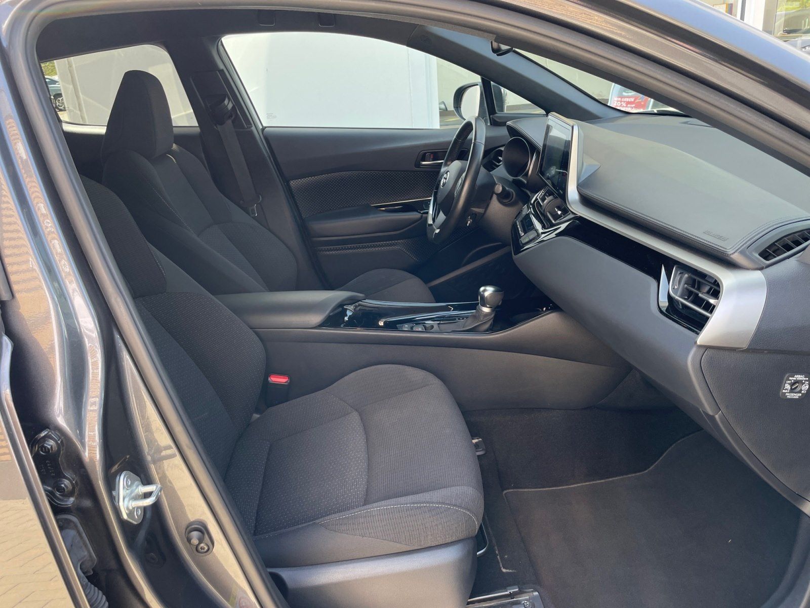 Toyota C-HR 1.8 Hybrid Club - Samsaru's Car Outlet