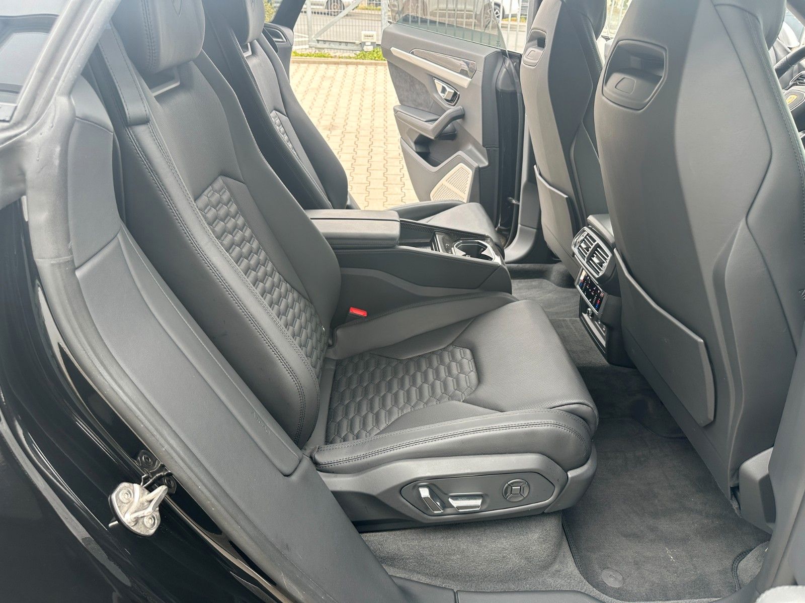 Lamborghini Urus 4.0 V8 - Samsaru's Car Outlet