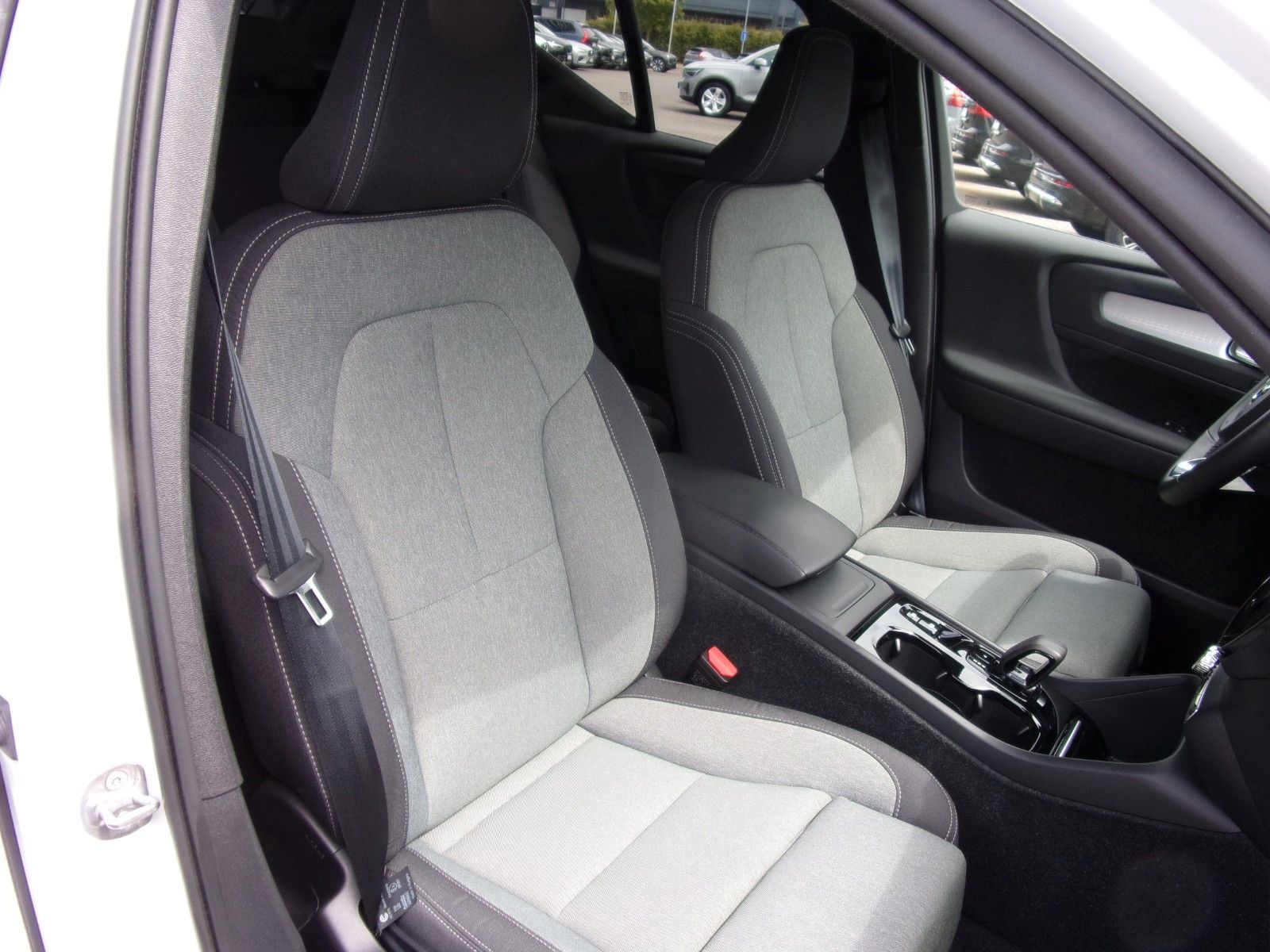 Volvo XC 40 B3 Plus Dark 2WD - Samsaru's Car Outlet